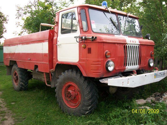 Белый газон машина