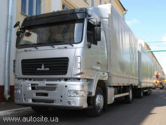 Грузовой тентованный автомобиль